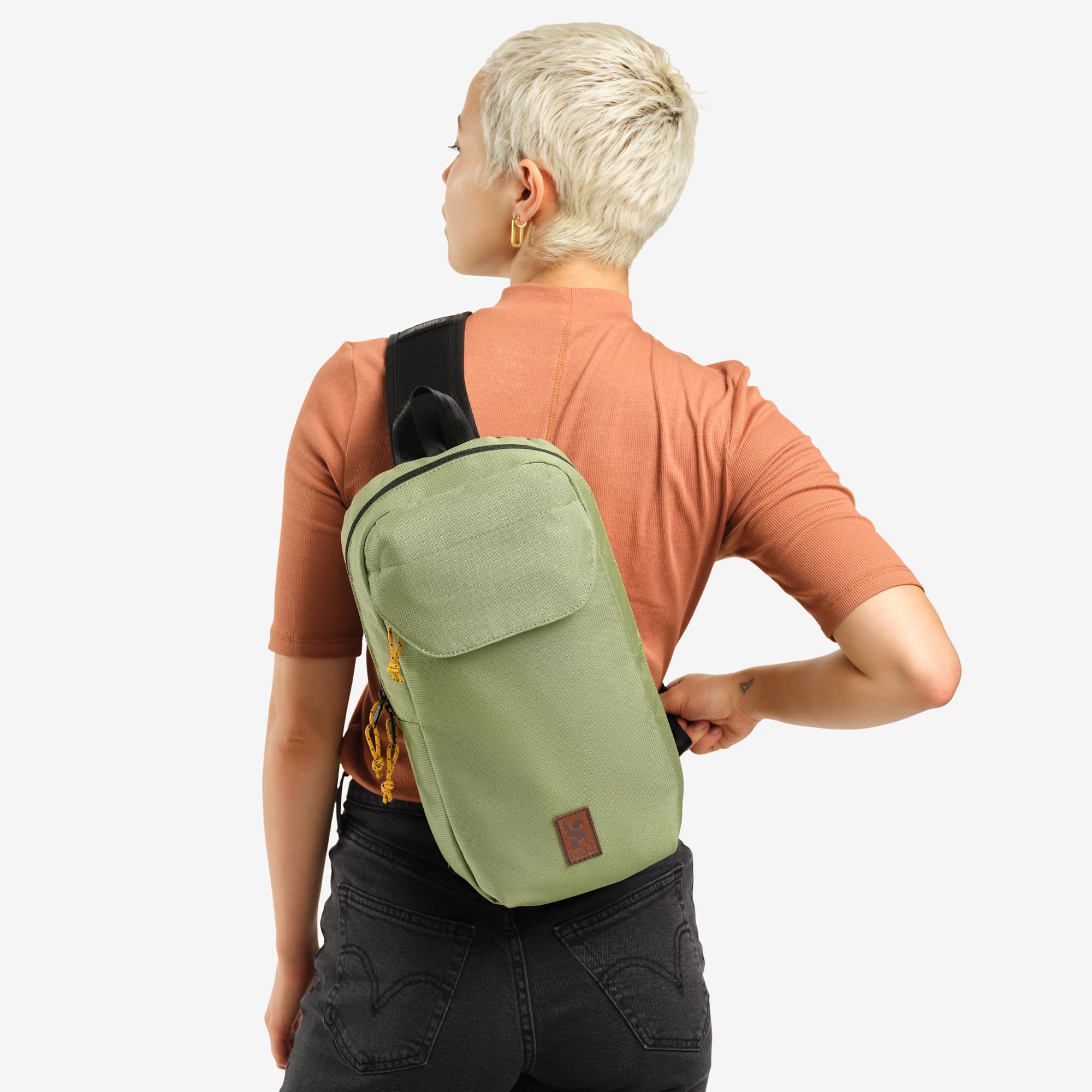 Ruckas Sling in green worn by a woman #color_oil green