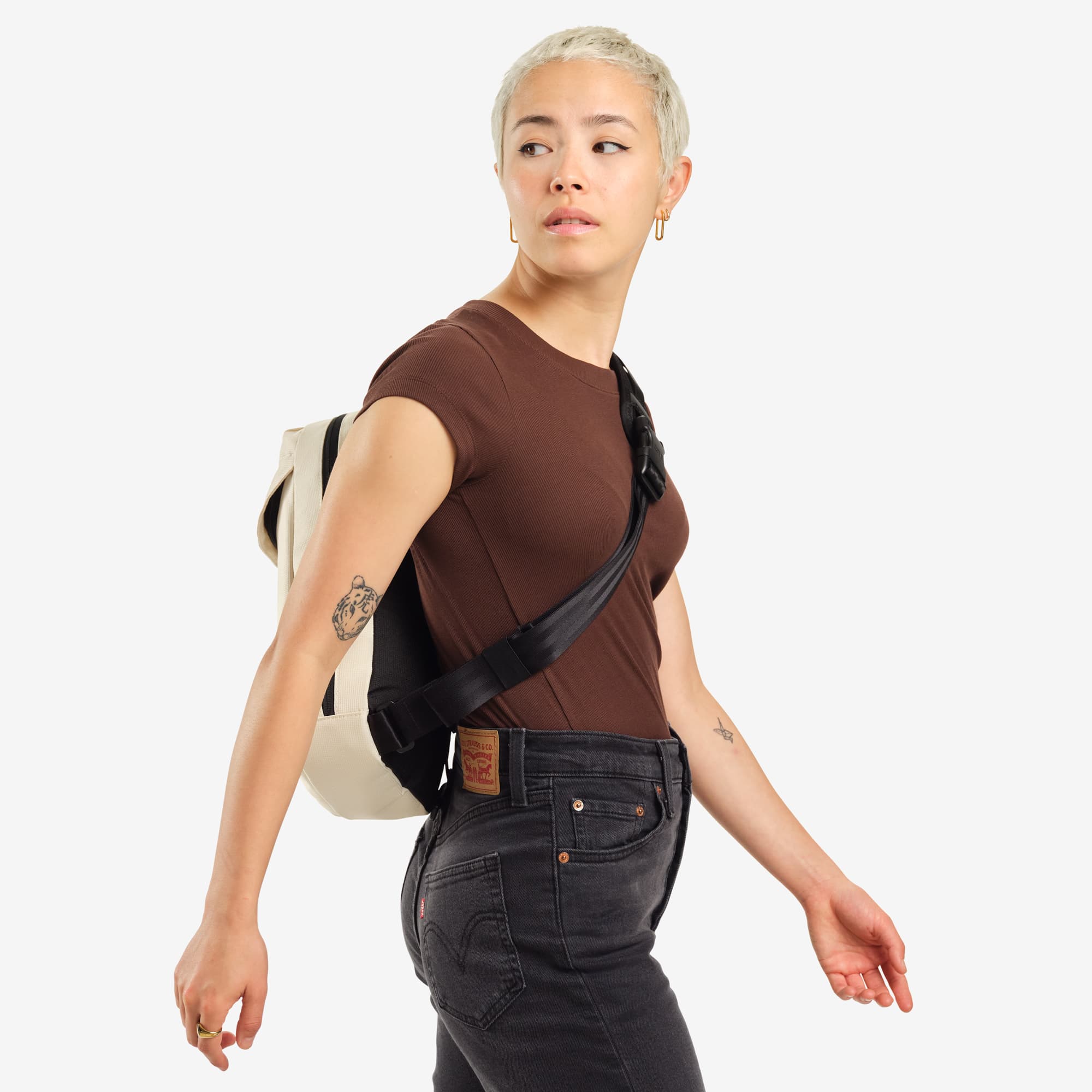 Ruckas Sling in natural worn by a woman side view #color_natural