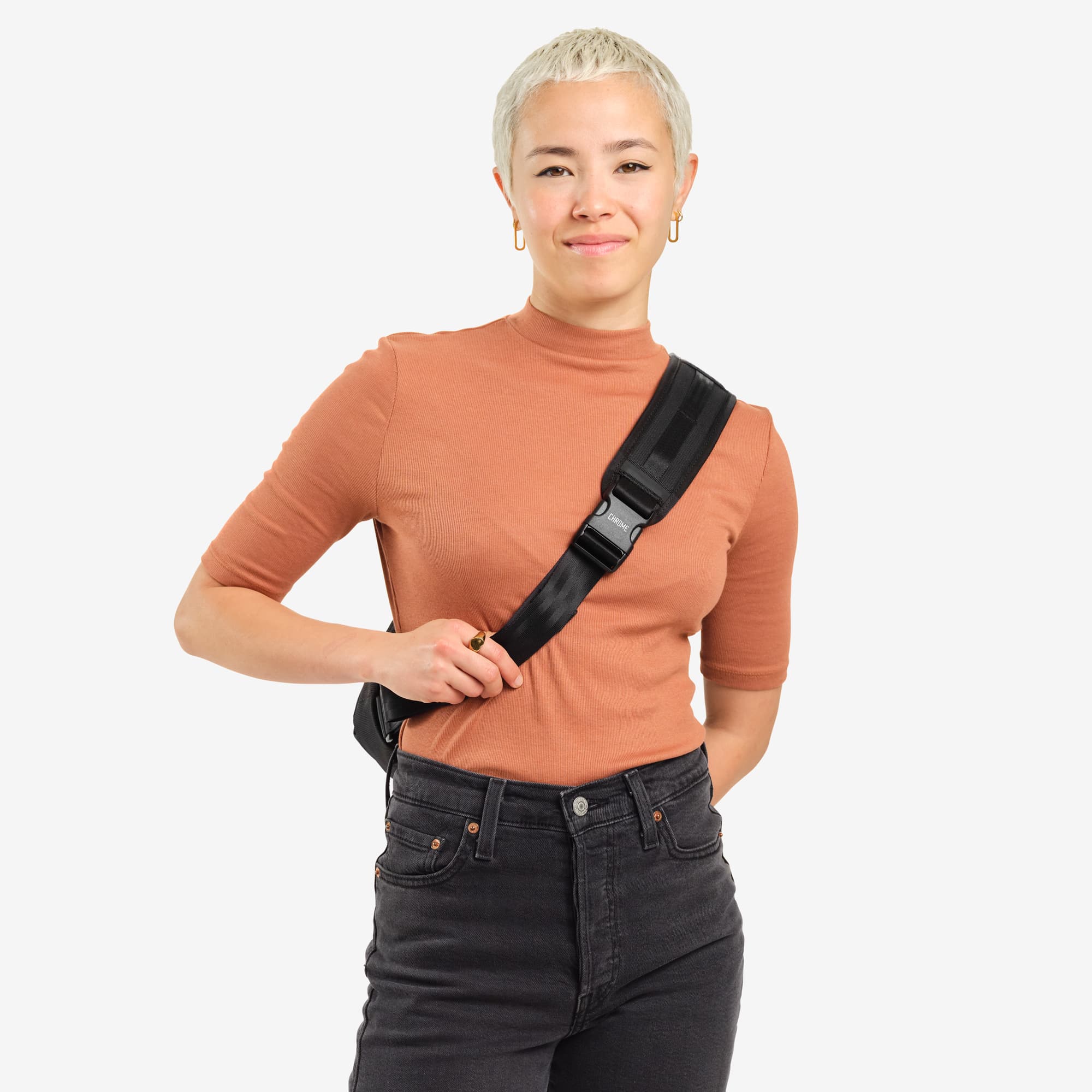 Ruckas Sling in black worn by a woman front view #color_black